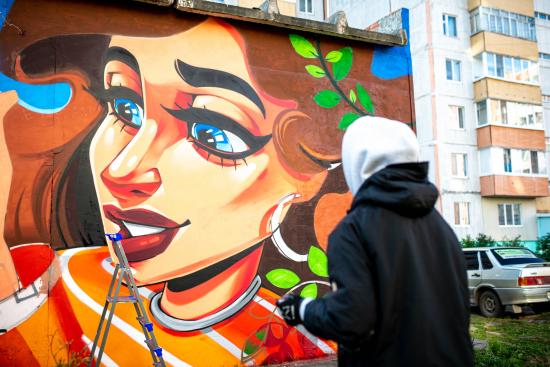 Новые стрит-арты Тобольска рассказывают реальные истории жителей