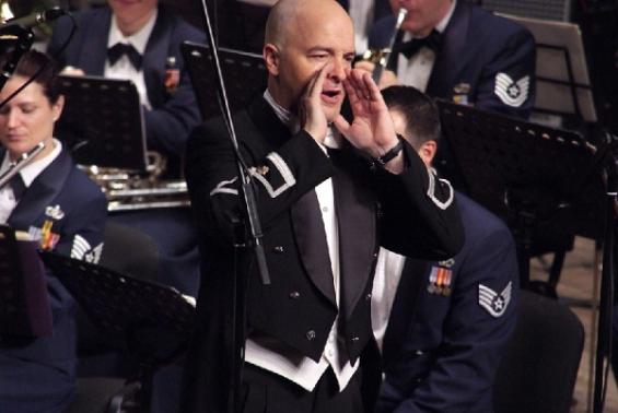 Дирижер оркестра - майор Мэтт Генри. Фото: Юрий Хозянов
